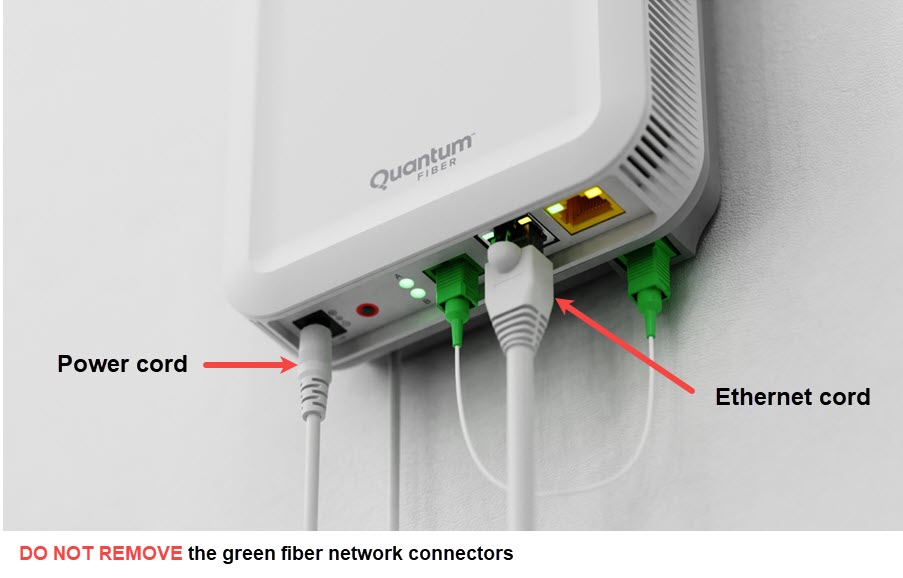 Vista inferior de SmartNID que muestra el puerto de alimentación y el cable de fibra