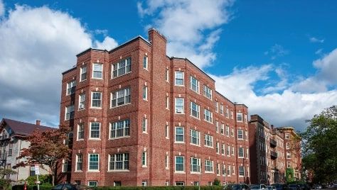 edificio de apartamentos de ladrillos rojos