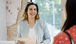 Mujer sonriente en su trabajo