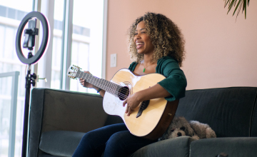 Chica tocando la guitarra