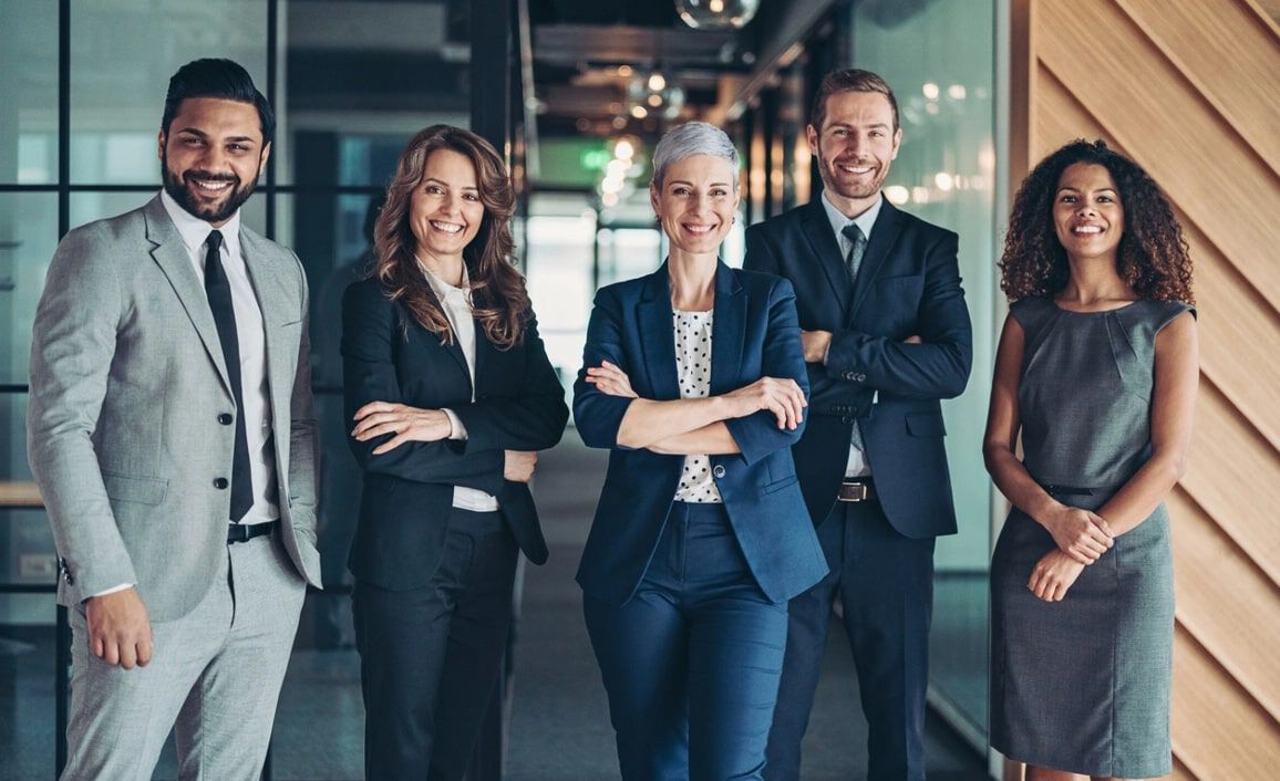 empleados bien vestidos sonriendo