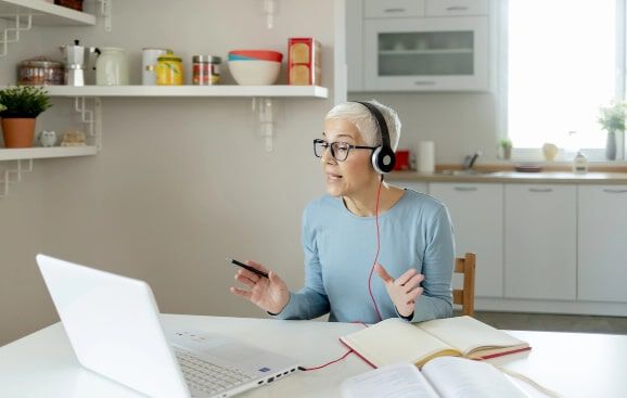 mujer usando una computadora portátil